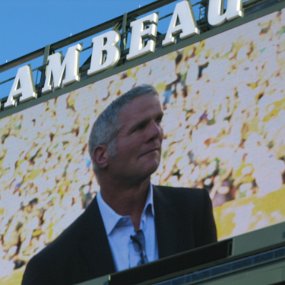 IMG_1251 Brett starts to speak after a 5 minute standing ovation from his fans