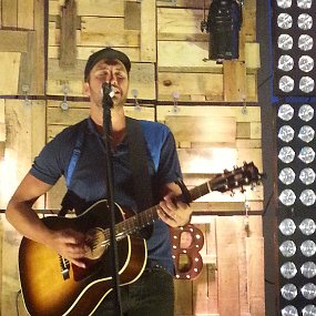 2015-06-20 19.38.50 As part of the VIP ticket, you could get within a few feet of Luke for an intimate 3 song acoustic performance.