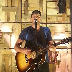 2015-06-20 19.39.08 As part of the VIP ticket, you could get within a few feet of Luke for an intimate 3 song acoustic performance.